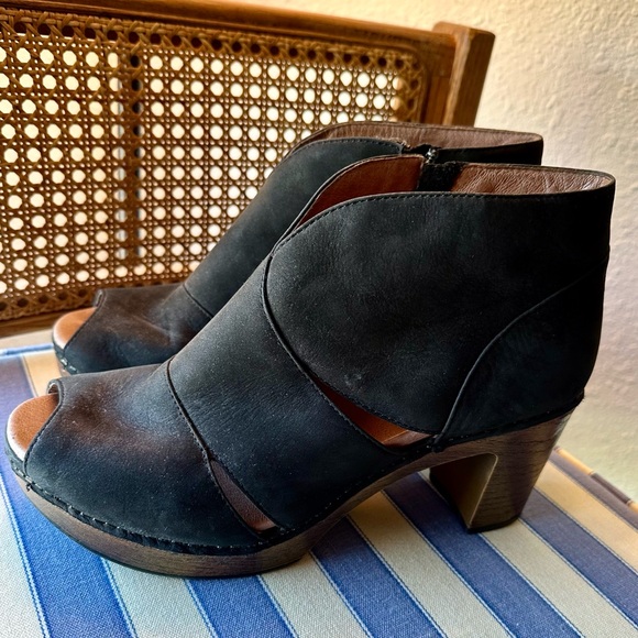 Dansko Women's Delphina Platform Ankle Bootie - Picture 1 of 7